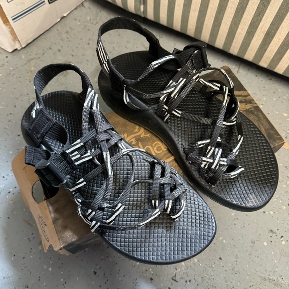 Chaco ZX3 Classic Scatter Black white strappy Sandals - Picture 1 of 7